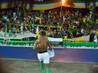 Foto: "Gustavo Torres y Artilleria (GRITO DE GOOOOOL)" Barra: Artillería Verde Sur • Club: Deportes Quindío
