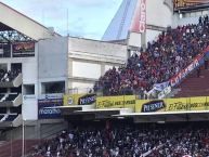 Foto: "Barra de la Campana de visitante en el Estadio Rodrigo Paz- Liga de Quito" Barra: Barra de La Campana • Club: Olmedo