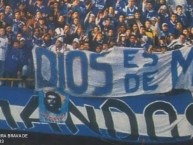 Foto: "DIOS ES DE MILLOS" Barra: Comandos Azules • Club: Millonarios