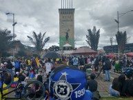 Foto: "COLOMBIA RESISTE" Barra: Comandos Azules • Club: Millonarios