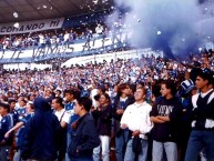 Foto: "1999 - El Trapo Legendario de MILLONARIOS ES MI VIDA SER COMANDO MI VOCACIÓN" Barra: Comandos Azules • Club: Millonarios