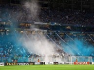 Foto: "20/04/2016 Grêmio 1 x 0 Toluca - Recebimento aos jogadores na entrada em campo." Barra: Geral do Grêmio • Club: Grêmio