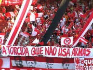 Foto: "A torcida que não usa armas" Barra: Guarda Popular • Club: Internacional • País: Brasil