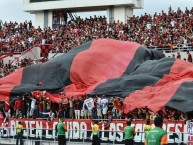 Foto: "En el nacional con bandera gigante" Barra: La 12 • Club: Alajuelense