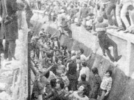 Foto: "15/08/1981 En la Bombonera hinchas de Boca saltando al foso para invadir el campo de juego y dar la vuelta olímpica con los jugadores" Barra: La 12 • Club: Boca Juniors