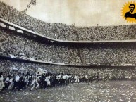 Foto: "Invasión a campo de juego en La Bombonera para festejar Boca Juniors campeón 1962" Barra: La 12 • Club: Boca Juniors