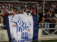 Foto: "Integrantes de la Vieja Guardia con el trapo de Suazo y Aldo" Barra: La Adicción • Club: Monterrey