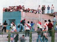 Foto: "La banda guerreando en Villa estadio del cual terminó adueñándose" Barra: La Banda del Basurero • Club: Deportivo Municipal