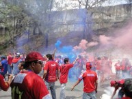 Foto: "afuera del estadio" Barra: La Banda del Rojo • Club: Municipal