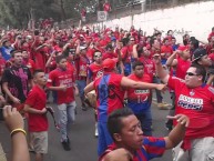 Foto: "La Hinchada Alentando" Barra: La Banda del Rojo • Club: Municipal • País: Guatemala