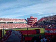Foto: "Es una tarde de sol, no te la vas a perder..." Barra: La Barra del Rojo • Club: Independiente • País: Argentina