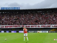 Foto: "Aquí lo importante es que esté el escudo" Barra: La Guardia Albi Roja Sur • Club: Independiente Santa Fe