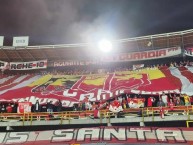 Foto: "ARMADA 20 DE JULIO" Barra: La Guardia Albi Roja Sur • Club: Independiente Santa Fe