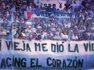 Foto: "Mi vieja me dió la vida, Racing el corazón" Barra: La Guardia Imperial • Club: Racing Club