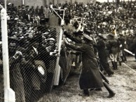 Foto: "La policía intenta detener la caída del alambre provocada por la visita de Racing a Bahía Blanca el año 1949" Barra: La Guardia Imperial • Club: Racing Club