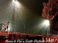 Foto: "Ingreso del estadio Emilio Fabrizzi" Barra: Los Borrachos del Mastil • Club: Altos Hornos Zapla
