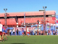 Foto: "Hinchas presentes en el entrenamiento del plantel en Iquique, antes del partido contra Deportes Iquique" Barra: Los Marginales • Club: Curicó Unido