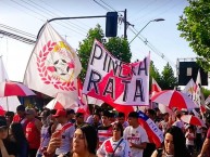 Foto: "Marginales presentes en las manifestaciones de la ciudad contra el gobierno" Barra: Los Marginales • Club: Curicó Unido