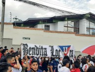 Foto: "Banderazo a las afueras del Estadio" Barra: Muerte Blanca • Club: LDU