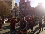 Foto: "Caminando por la calles de la Paz Bolivia año 2017" Barra: Revolución Vinotinto Sur • Club: Tolima