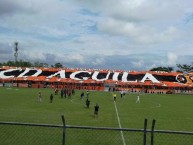 Foto: "Trapo gigante en el juego versus Alianza FC" Barra: Super Naranja - Inmortal 12 - LBC • Club: Club Deportivo Ãguila