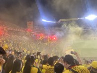 Foto: "Sur Oscura - Noche amarilla 2023" Barra: Sur Oscura • Club: Barcelona Sporting Club • País: Ecuador