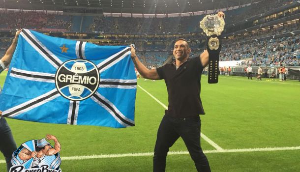 Hincha fanatico de Grêmio, FABRICIO WERDUM campeón peso pesado del UFC presente en la Arena con el cinturon