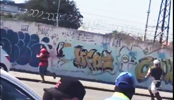 Policía corriendo atrás de um hincha del Flamengo, y esto sucedió jajajajaja:
