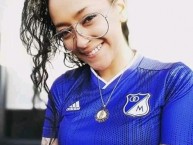 Hincha - Tribunera - Chica - Fanatica de la Barra: Comandos Azules • Club: Millonarios • País: Colombia