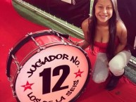 Hincha - Tribunera - Chica - Fanatica de la Barra: La 12 • Club: Alajuelense