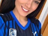 Hincha - Tribunera - Chica - Fanatica de la Barra: La Resistencia Albiazul • Club: Querétaro • País: México