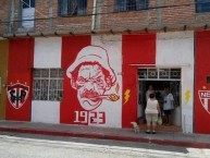 Mural - Graffiti - Pintada - Mural de la Barra: Comando Rojiblanco • Club: Club Necaxa
