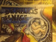 Mural - Graffiti - Pintada - "DE MILLOS SE NACE, NO SE HACE" Mural de la Barra: Comandos Azules • Club: Millonarios