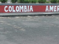 Mural - Graffiti - Pintada - Mural de la Barra: Disturbio Rojo Bogotá • Club: América de Cáli