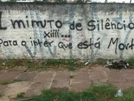 Mural - Graffiti - Pintada - "Burla anti-inter, 1 minuto de silencio para o inter que está morto!" Mural de la Barra: Geral do Grêmio • Club: Grêmio