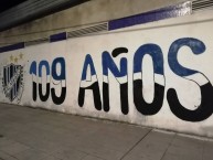Mural - Graffiti - Pintadas - Mural de la Barra: La Banda Tricolor • Club: Almagro • País: Argentina