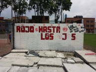 Mural - Graffiti - Pintadas - "ROJO HASTA LOS OJOS" Mural de la Barra: La Guardia Albi Roja Sur • Club: Independiente Santa Fe • País: Colombia
