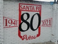 Mural - Graffiti - Pintada - "Mural año 2021 conmemorativo a los 80 años del Club Independiente Santa Fe." Mural de la Barra: La Guardia Albi Roja Sur • Club: Independiente Santa Fe