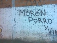 Mural - Graffiti - Pintadas - "Morón, Porro y Vino" Mural de la Barra: Los Borrachos de Morón • Club: Deportivo Morón • País: Argentina