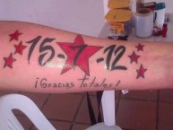 Tattoo - Tatuaje - tatuagem - "HOMENAJE 15 DE JULIO DE 2012-SANTA FE CAMPEÓN TRAS 37 AÑOS" Tatuaje de la Barra: La Guardia Albi Roja Sur • Club: Independiente Santa Fe