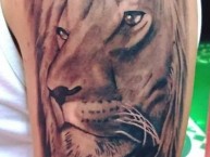 Tattoo - Tatuaje - tatuagem - "RUGE LEON SANGRE Y BLANCO" Tatuaje de la Barra: La Guardia Albi Roja Sur • Club: Independiente Santa Fe