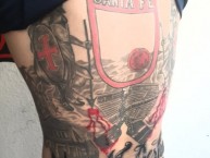 Tattoo - Tatuaje - tatuagem - "SANTA FE ATADO A TU DESTINO" Tatuaje de la Barra: La Guardia Albi Roja Sur • Club: Independiente Santa Fe