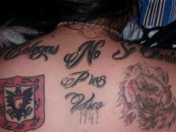 Tattoo - Tatuaje - tatuagem - "Los colegas no se olvidan" Tatuaje de la Barra: La Guardia Albi Roja Sur • Club: Independiente Santa Fe
