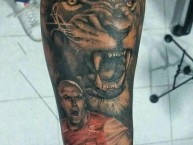 Tattoo - Tatuaje - tatuagem - "Tatuaje Homenaje Omar Peréz." Tatuaje de la Barra: La Guardia Albi Roja Sur • Club: Independiente Santa Fe
