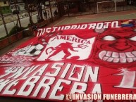 Trapo - Bandeira - Faixa - Telón - Trapo de la Barra: Disturbio Rojo Bogotá • Club: América de Cáli • País: Colombia