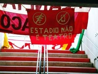 Trapo - Bandeira - Faixa - Telón - "Estádio não é teatro!" Trapo de la Barra: Guarda Popular • Club: Internacional