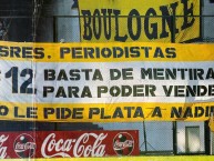 Trapo - Bandeira - Faixa - Telón - "Señores periodistas, basta de mentiras para poder vender, la numero 12 no le pide plata a nadie" Trapo de la Barra: La 12 • Club: Boca Juniors