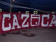 Trapo - Bandeira - Faixa - Telón - "CAZUCA ES DEL LEÓN" Trapo de la Barra: La Guardia Albi Roja Sur • Club: Independiente Santa Fe