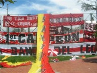 Trapo - Bandeira - Faixa - Telón - "LA BANDA DEL LEON" Trapo de la Barra: La Guardia Albi Roja Sur • Club: Independiente Santa Fe