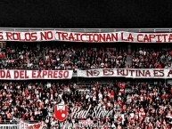 Trapo - Bandeira - Faixa - Telón - "'Los Rolos no traicionan la Capital'.Foto: Red store." Trapo de la Barra: La Guardia Albi Roja Sur • Club: Independiente Santa Fe